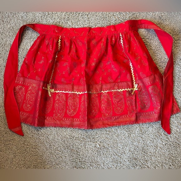 Vintage Red Paisley Apron with Gold Accents - One Size Fits Most - Picture 1 of 7